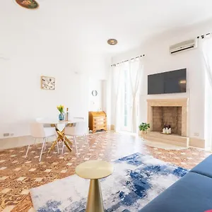 2-minutes-walk-from-verona-arenaluxury-apartment.hotelinveneto.com/